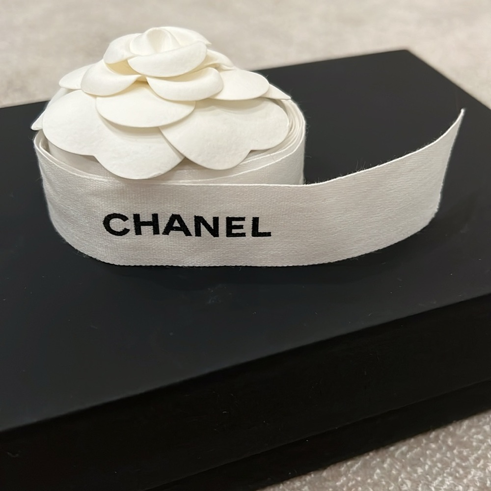 Chanel Ribbon with Flower - Picture 4 of 7